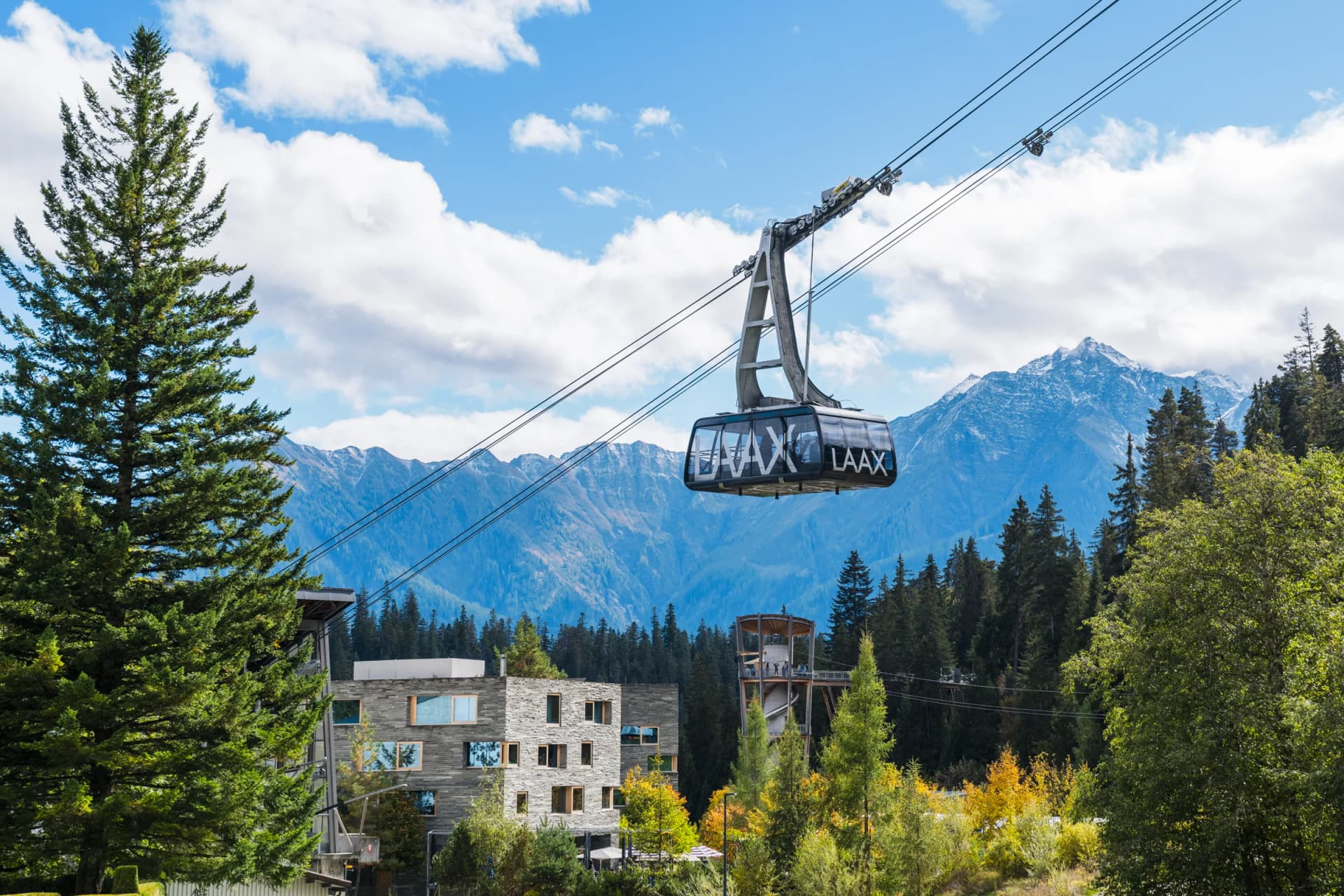 LAAX-Gondel vor der Bergkulisse und den herbstlichen Wäldern bei Laax