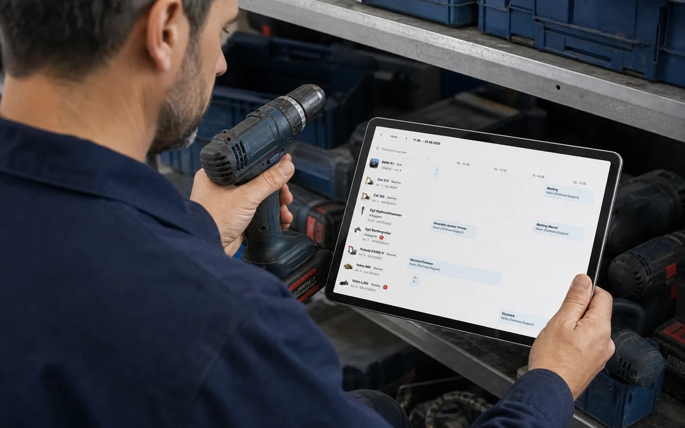 Magazinverantwortlicher prüft Werkzeug und Findmee-Ressourcenplan auf einem Tablet